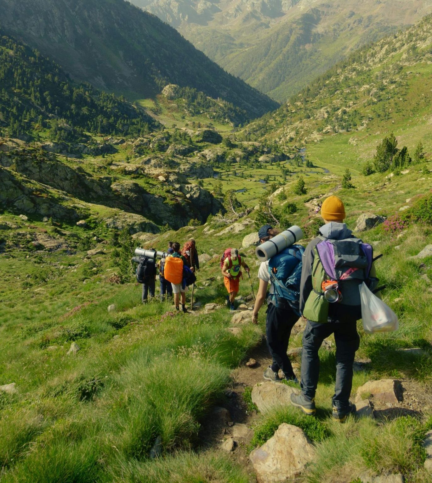 Grupo de gente en la montaña para quiénes somos